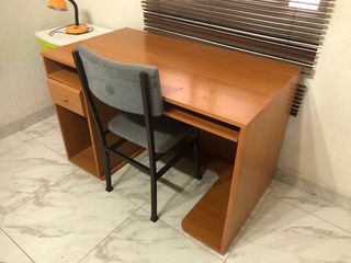 Escritorio y silla ESTÁ EN JAÉN
