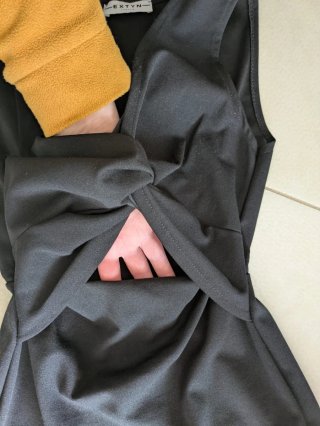 Abito nero con nodo