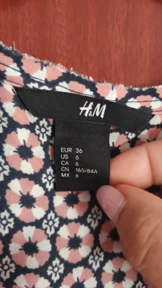 Blusón largo sin mangas estampado.