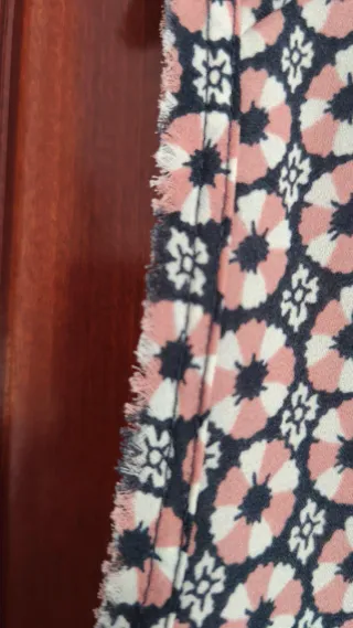 Blusón largo sin mangas estampado.