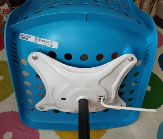 Silla infantil Ikea azul con ruedas