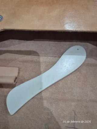 Plegador de cuerno para cuero
