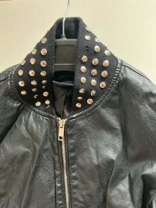 Giacca similpelle nera con borchie