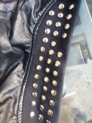 Giacca similpelle nera con borchie