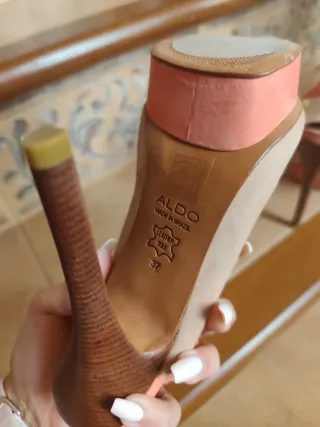 Zapatos de tacón beige y naranja