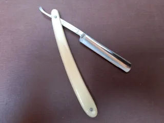 Navaja de afeitar Henckels Friodur lista para afei