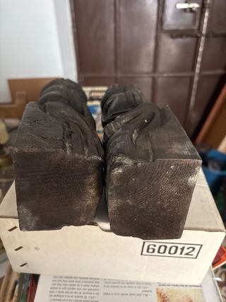 Sujeta libros antiguosde madera