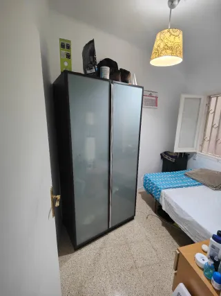 ALQUILO AMPLIA HABITACIÓN