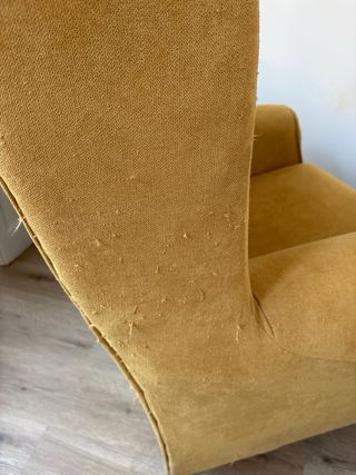 Butaca mostaza con desperfectos