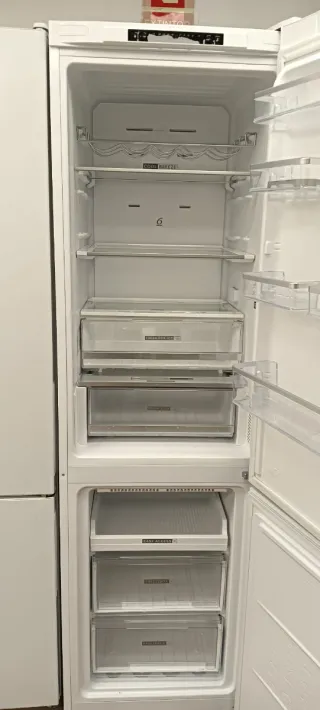 NEVERA COMBI WHIRLPOOL NO FROST ENERGÍA A+