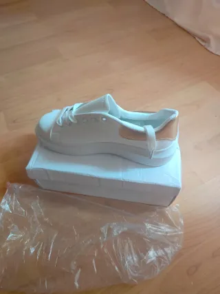 Zapatillas número 41, comprados por error, nuevos