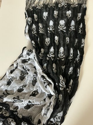 Sciarpa donna con teschi bianchi e neri