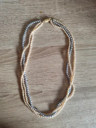 Collar de perlas beige y plateado