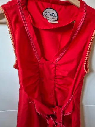 Camisa roja sin mangas con lazada