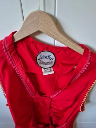 Camisa roja sin mangas con lazada