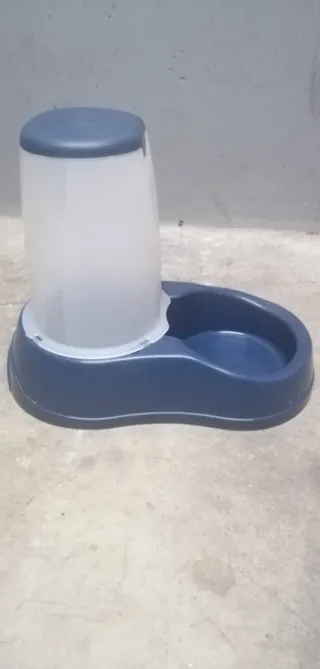 2 Tolvas de pienso para mascotas