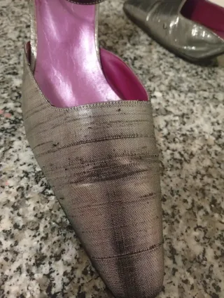 Zapatos de fiesta plateados y morados forrados