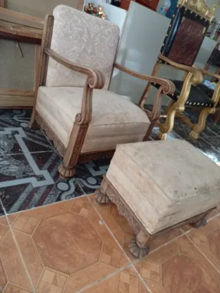 Sofá y taburete de tela y madera