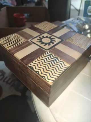 Caja de madera decorada con sol