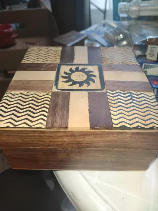 Caja de madera decorada con sol
