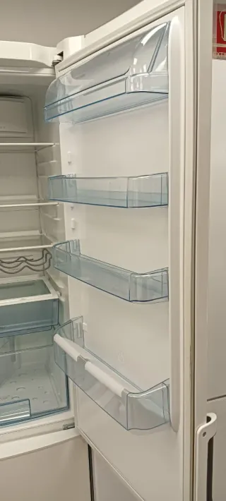 NEVERA COMBI ELECTROLUX NO FROST ENERGÍA A+