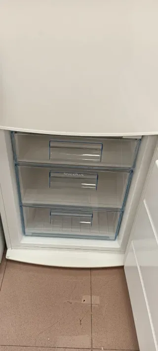 NEVERA COMBI ELECTROLUX NO FROST ENERGÍA A+