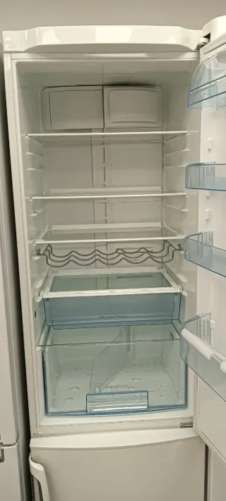 NEVERA COMBI ELECTROLUX NO FROST ENERGÍA A+