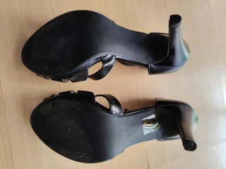 Zapatos de tacón negros para mujer