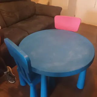 Mesa infantil azul y 2 sillas (1 azul, 1 rosa)