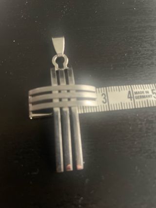 Colgante de cruz de acero inoxidable.