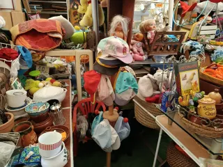 Ogetos variado: peluches, cojines, muebles, copas