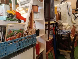 Ogetos variado: peluches, cojines, muebles, copas