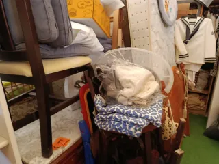 Ogetos variado: peluches, cojines, muebles, copas