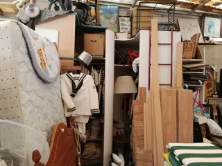 Ogetos variado: peluches, cojines, muebles, copas