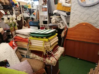 Ogetos variado: peluches, cojines, muebles, copas