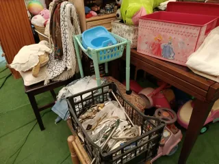 Ogetos variado: peluches, cojines, muebles, copas