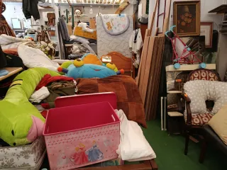 Ogetos variado: peluches, cojines, muebles, copas