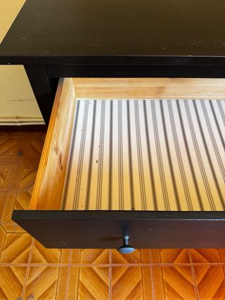 Cómoda negra de madera maciza