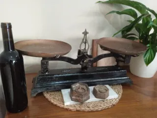 Balanza bascula antigua y 2 pesas hierro