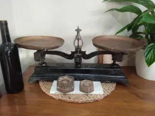 Balanza bascula antigua y 2 pesas hierro