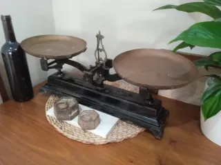 Balanza bascula antigua y 2 pesas hierro