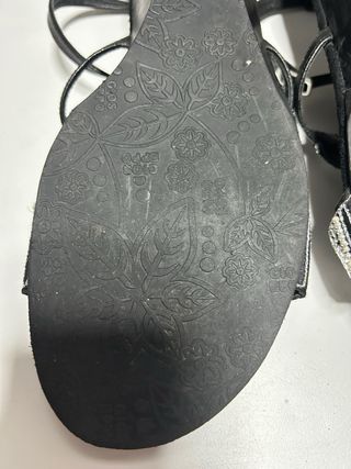 Sandalias GIOS EPPO negras y plateadas.