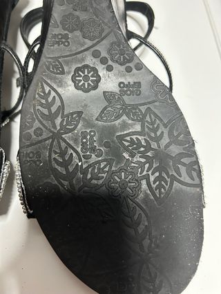 Sandalias GIOS EPPO negras y plateadas.