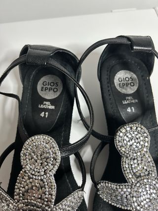 Sandalias GIOS EPPO negras y plateadas.