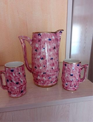 Juego de jarras y tazas de porcelana