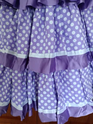 Traje de flamenca morado y blanco