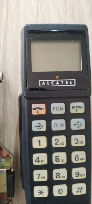 Teléfono coche antiguo.