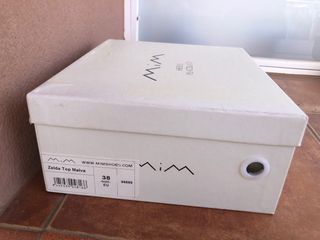 Botines blancos con detalles morados