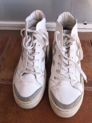 Botines blancos con detalles morados