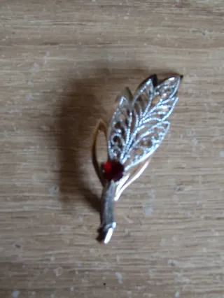 Broche hoja con piedra roja